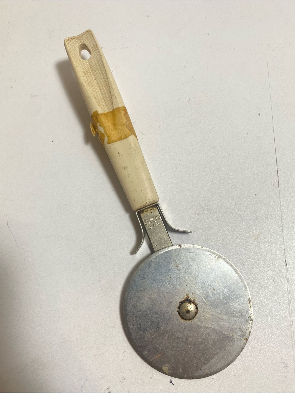 Vintage EKCO USA Pizza Cutter Wheel Ivory Handle 8”